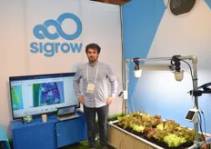 Javier Lomas showing Sigrow's products that can measure whether the stomata of the plants are open, giving you more information on water loss and growth of the plants.